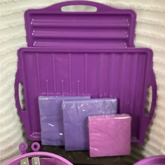 Collection of Party Dinnerware Plates/Serving Bowls & Trays - Picture 5 of 7